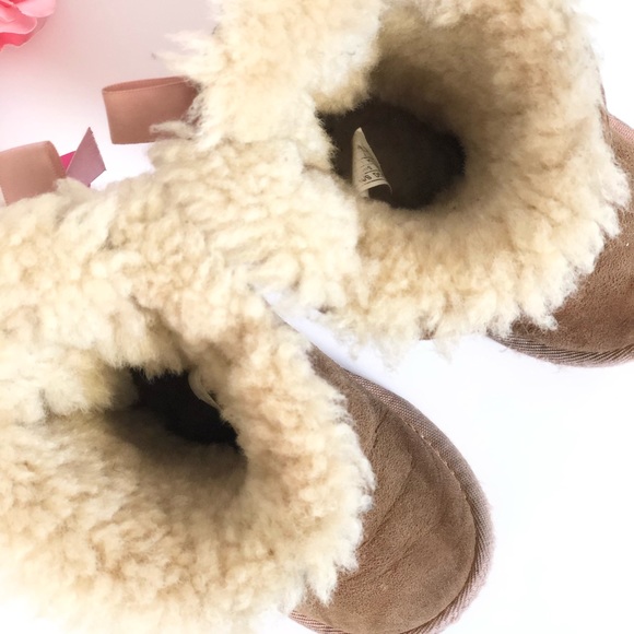 Little girl UGG boots with pink accent bows - Picture 8 of 9